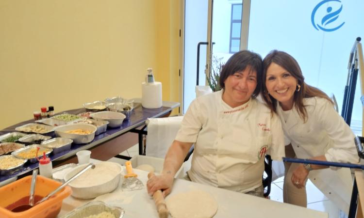 Potenza Picena, più forte della malattia: Mattea torna a sfornare pizze, ora vuole insegnare ai disabili Potenza Picena, più forte della malattia: Mattea torna a sfornare pizze, ora vuole insegnare ai disabili
