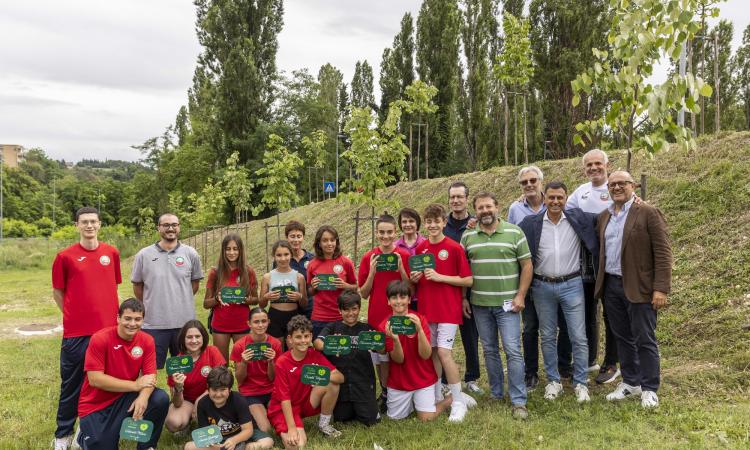 Macerata, nuovi alberi davanti al palazzetto: ogni pianta ha il nome dei bimbi della Volley Academy