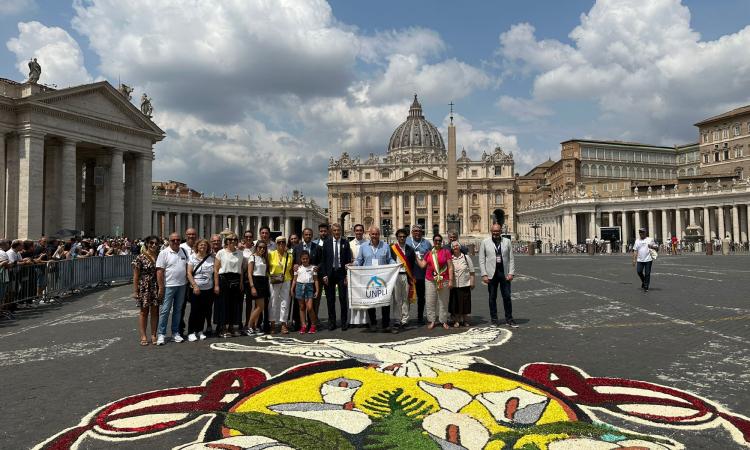 Castelraimondo, in piazza San Pietro spunta un quadro fiorito: infioratori al lavoro per tutta la notte Castelraimondo, in piazza San Pietro spunta un quadro fiorito: infioratori al lavoro per tutta la notte