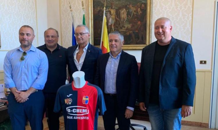 B-Chem è il nuovo main sponsor della Civitanovese: "Obiettivi? Prioritario mantenere la categoria" B-Chem è il nuovo main sponsor della Civitanovese: "Obiettivi? Prioritario mantenere la categoria"
