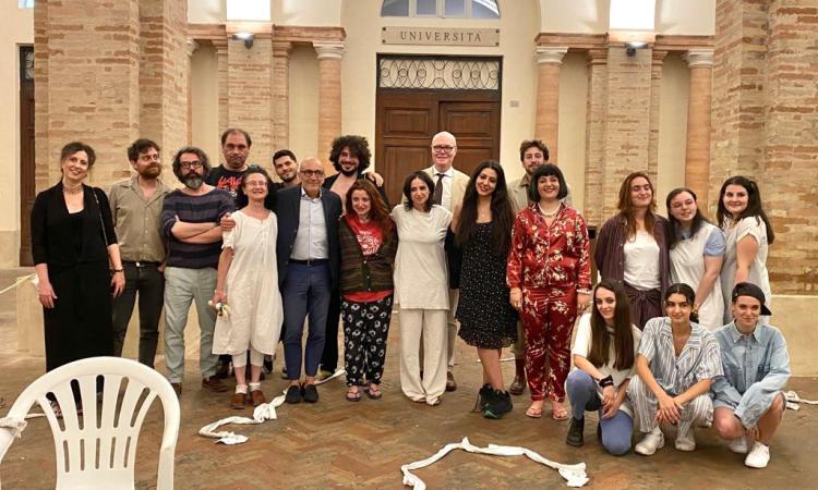 Uno spettacolo di inquietudini e follie con il gruppo teatro dell'Unimc
