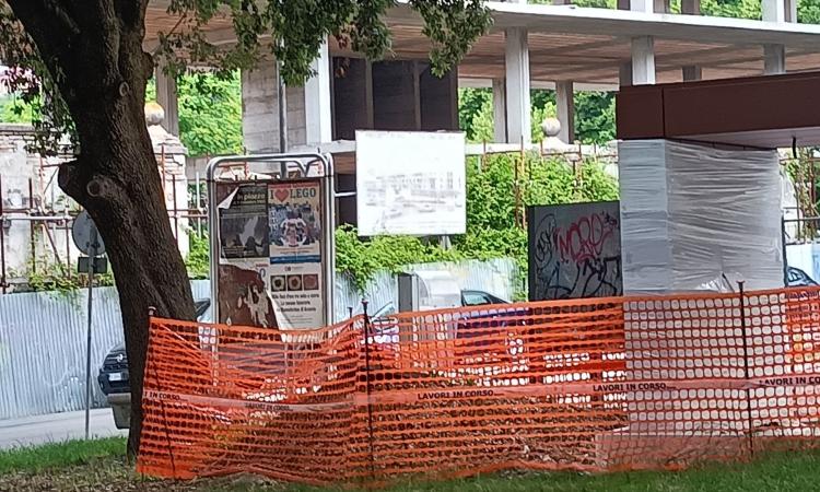 Macerata, "Piazza Pizzarello nel degrado, tra ecomostri e poca cura del verde": la protesta