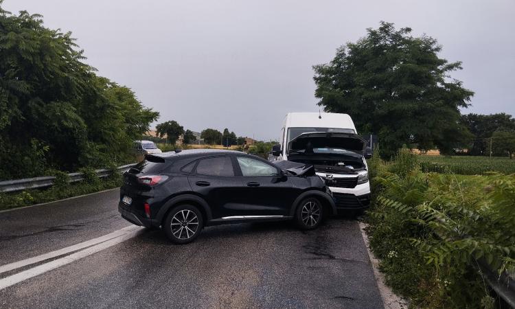 Macerata, frontale all'ingresso della superstrada: due feriti e svincolo chiuso