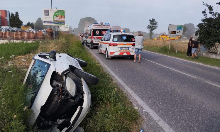 Montecassiano, tre giovani finiscono fuori strada con l'auto: interviene l'eliambulanza (FOTO)