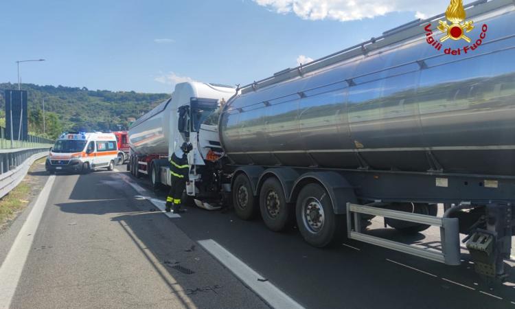 Incubo A14, scontro fra tre mezzi pesanti: code chilometriche e ore di disagi Incubo A14, scontro fra tre mezzi pesanti: code chilometriche e ore di disagi