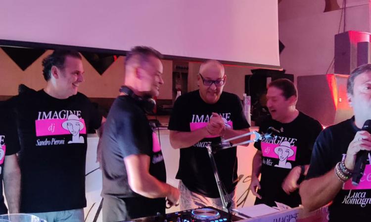 La piazza si trasforma in una discoteca: a Tolentino rivivono gli anni dell'Imagine La piazza si trasforma in una discoteca: a Tolentino rivivono gli anni dell'Imagine