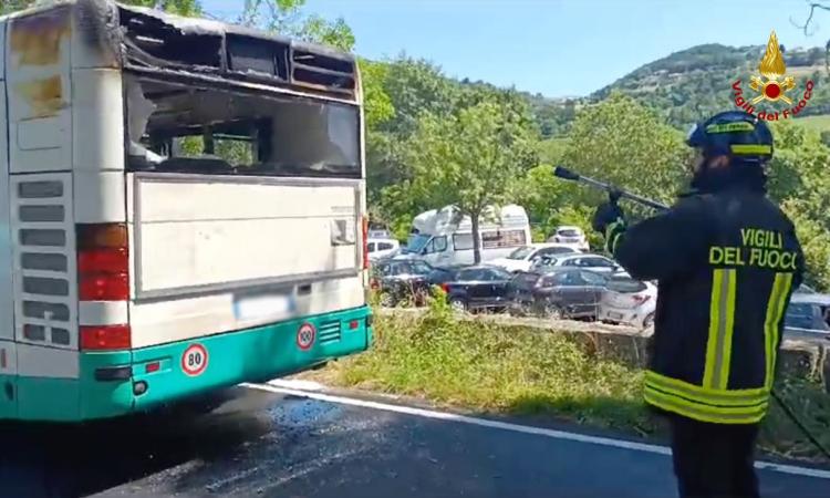 Ancona, autobus in fiamme a Portonovo: intervengono i vigili del fuoco