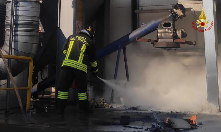 Fiamme dalla stazione filtrante: intervento dei vigili del fuoco in una ditta di lavorazione metalli