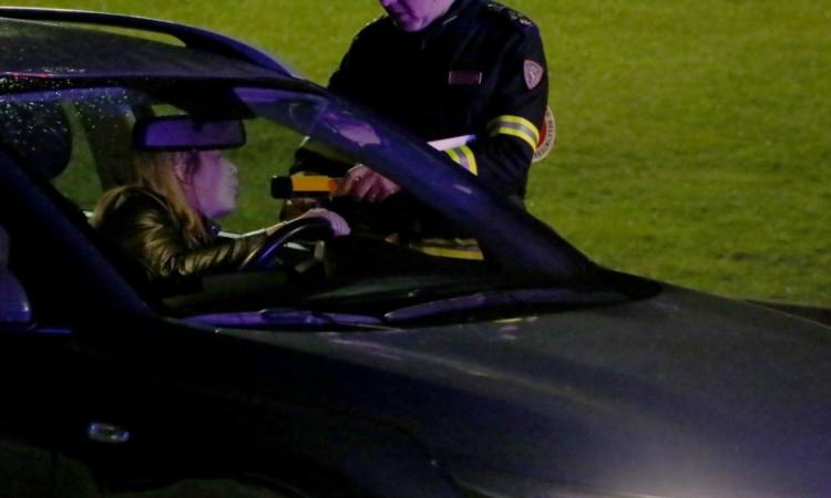 Civitanova, incidente alla rotatoria davanti agli occhi della Polizia: era anche senza patente