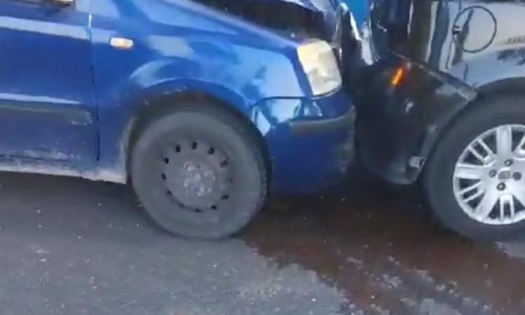 Macerata, tamponamento fra due auto lungo le mura: una giovane trasportata all'ospedale