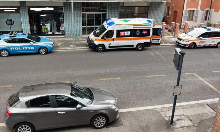 Macerata, colto da malore in casa: sospetta overdose per un uomo. Interviene la polizia