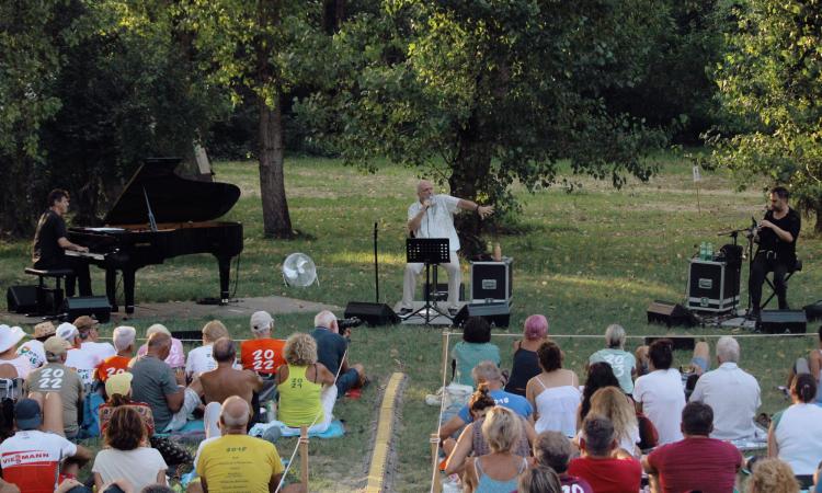 RisorgiMarche, Finardi conquista il pubblico di Mogliano: tutto esaurito per la prima del festival