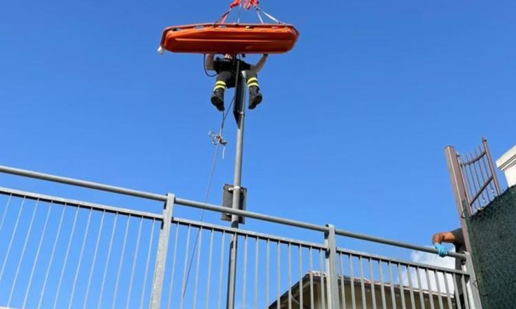 Cade dal parapetto e fa un volo di 5 metri: uomo soccorso in eliambulanza