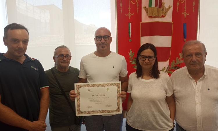 Tolentino, stretta sui "furbetti" dei rifiuti: si insedia il nuovo ispettore ambientale del Cosmari Tolentino, stretta sui "furbetti" dei rifiuti: si insedia il nuovo ispettore ambientale del Cosmari