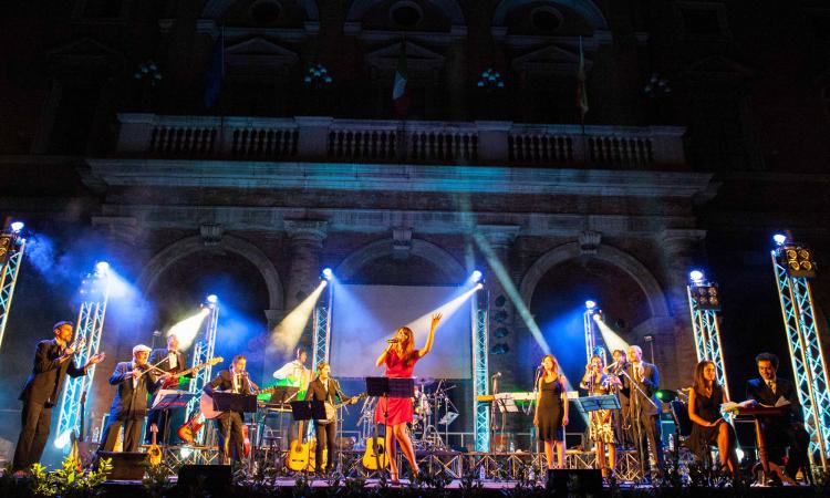 Urbisaglia, cambio di quinte per Musicultura: la Compagnia va in scena all'Anfiteatro romano