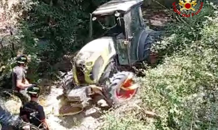 Finisce nella scarpata col trattore, volo di 3 metri: 48enne soccorso in eliambulanza