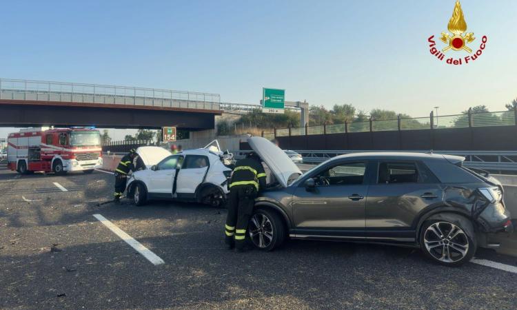 Tremendo incidente in A14, auto contro camion: un morto e due feriti
