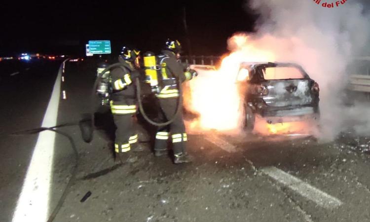 Auto divorata dalle fiamme lungo l'A14