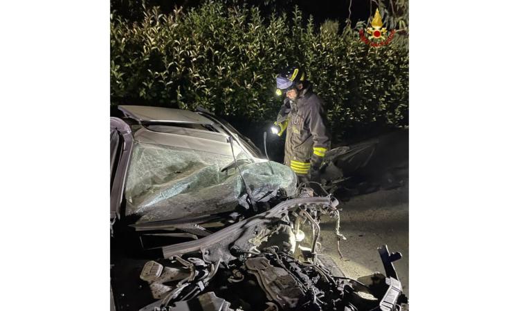 Perde il controllo dell'auto e si schianta contro il cancello di un'abitazione: soccorso in eliambulanza Perde il controllo dell'auto e si schianta contro il cancello di un'abitazione: soccorso in eliambulanza