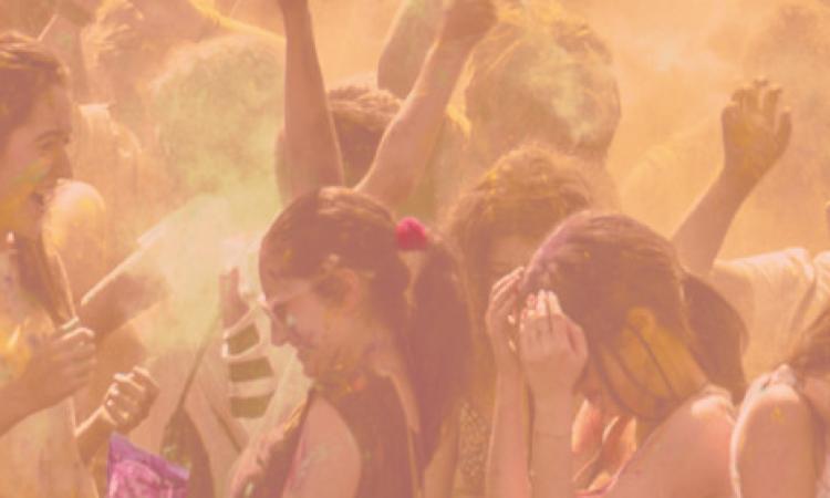 Civitanova, tempesta di colori sulla spiaggia: la domenica diventa il "Color Day"