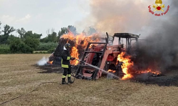 Paura nel campo, le fiamme avvolgono un trattore: intervento dei vigili del fuoco