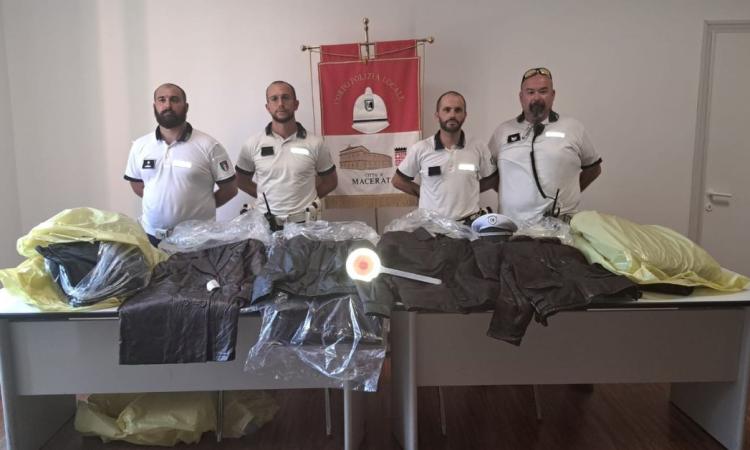 Macerata, trafficava giacconi in finta pelle davanti al supermercato: scoperta truffa