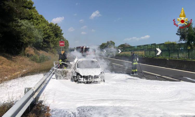 Auto avvolta dalle fiamme lungo l'A14