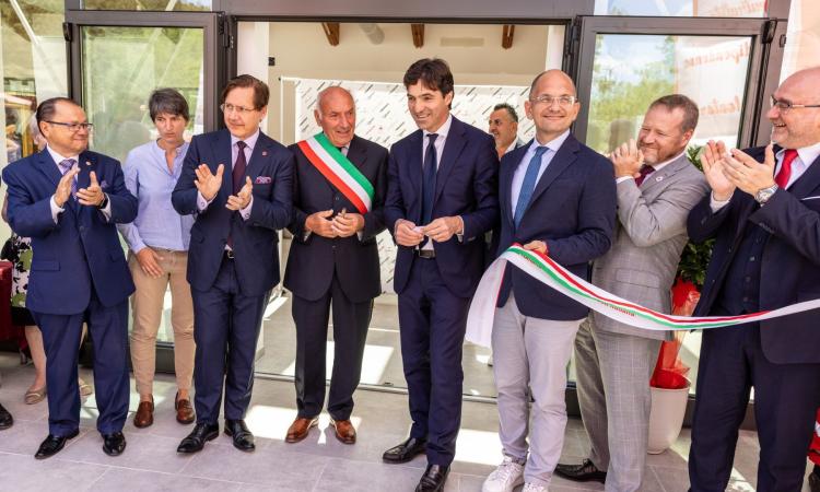 Nuovo centro polifunzionale a Muccia grazie alla Croce Rossa canadese: oggi il taglio del nastro Nuovo centro polifunzionale a Muccia grazie alla Croce Rossa canadese: oggi il taglio del nastro
