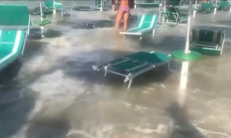 Improvvise onde anomale sulla costa marchigiana, panico sulle spiagge