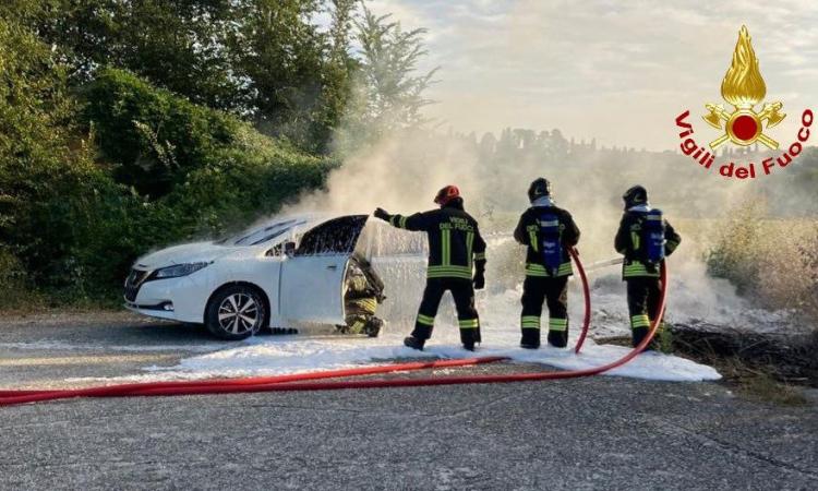 Treia, auto elettrica a fuoco: vigili del fuoco al lavoro per ore per domare le fiamme Treia, auto elettrica a fuoco: vigili del fuoco al lavoro per ore per domare le fiamme