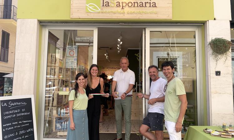 Civitanova, svolta bio anche nei profumi: taglio del nastro per lo store firmato La Saponaria