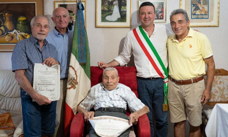 Tolentino, sono 104 candeline per Federico Romagnoli: gli auguri del sindaco e dell'Anmig