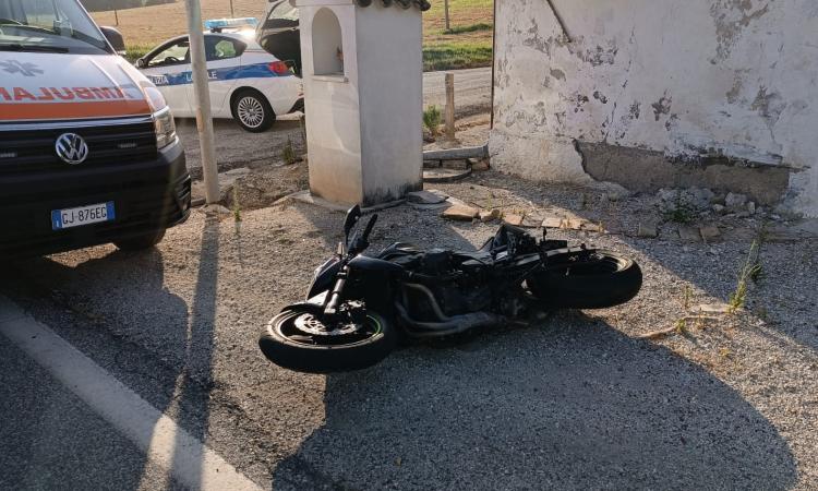 San Severino, incidente lungo la provinciale: centauro trasportato all'ospedale San Severino, incidente lungo la provinciale: centauro trasportato all'ospedale