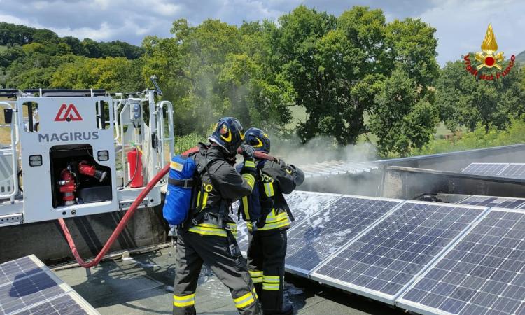 San Severino, pannelli fotovoltaici a fuoco: vigili del fuoco in azione San Severino, pannelli fotovoltaici a fuoco: vigili del fuoco in azione