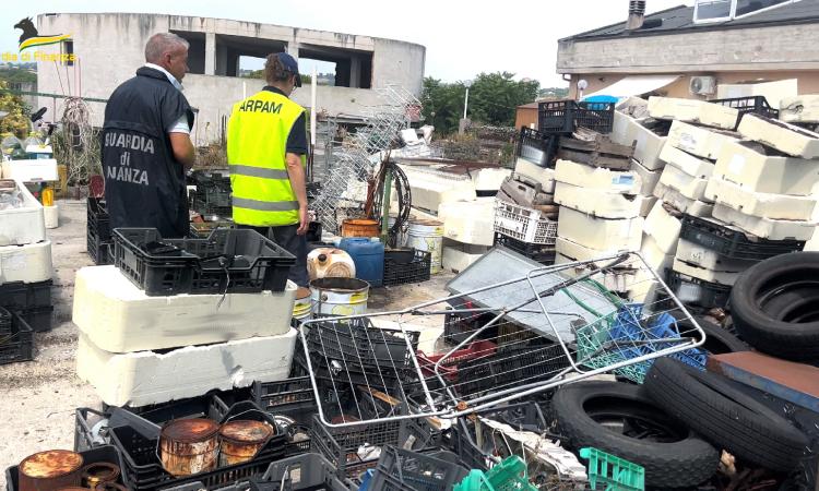 Quintali di rifiuti pericolosi in terrazza: denunciato titolare autocarrozzeria