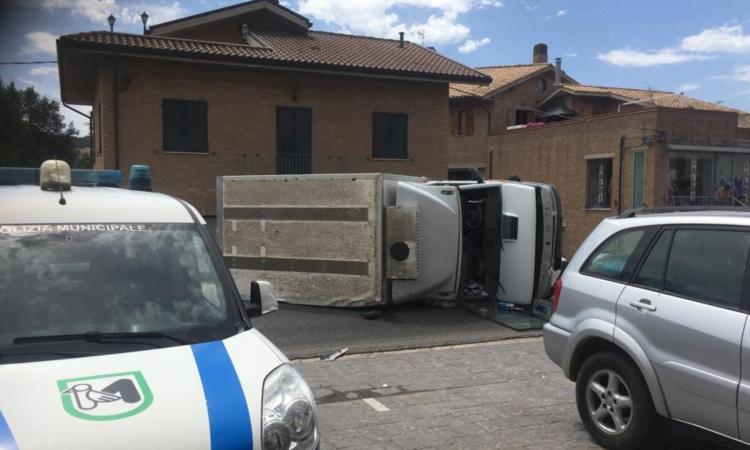 Recanati, furgone si ribalta dopo aver urtato due auto: cinque feriti al Pronto Soccorso