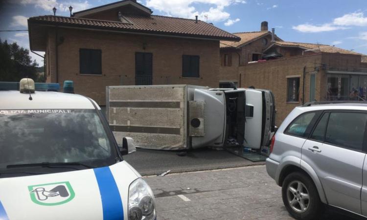Recanati, furgone si ribalta dopo aver urtato due auto: cinque feriti al Pronto Soccorso Recanati, furgone si ribalta dopo aver urtato due auto: cinque feriti al Pronto Soccorso