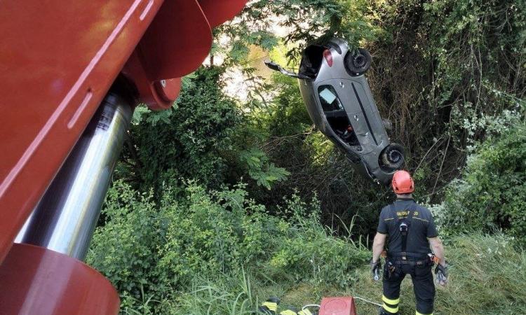 Auto esce di strada e finisce nel fossato: conducente trasportato all'ospedale