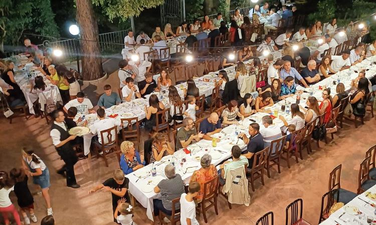 Pollenza, cena evento per la conclusione delle colonie estive: pizza firmata Emanuele P.