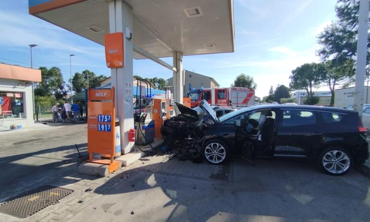 Recanati, si scontra con un furgone e poi fa 'strike' su un'auto che fa rifornimento (FOTO) Recanati, si scontra con un furgone e poi fa 'strike' su un'auto che fa rifornimento (FOTO)