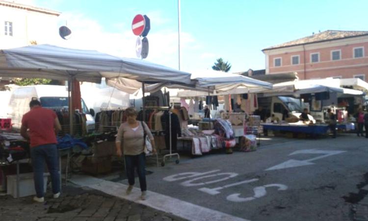 Tolentino e le vacanze, ecco le locandine per i turisti: per 8 locali del centro niente ferie estive Tolentino e le vacanze, ecco le locandine per i turisti: per 8 locali del centro niente ferie estive