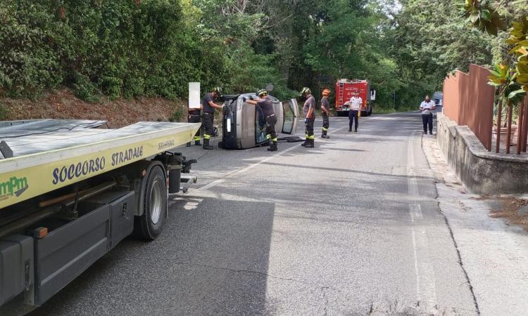 Macerata, l'auto si ribalta su un fianco: padre e figlio estratti dalle lamiere (FOTO) Macerata, l'auto si ribalta su un fianco: padre e figlio estratti dalle lamiere (FOTO)