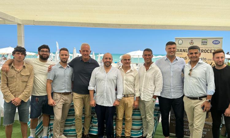 Civitanova,  un violino all'alba sulla spiaggia alla vigilia di Ferragosto: "Viva la Vida" al Madeira
