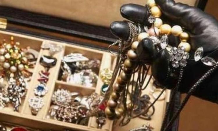 Scompaiono dalla casa di una famiglia gioielli in oro e argento: arrestata giovane ladra di 29 anni