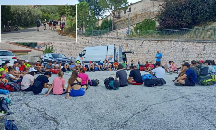 Da Como a Treia passando per la via Lauretana: pit-stop nel borgo per 60 ragazzi e il loro parroco