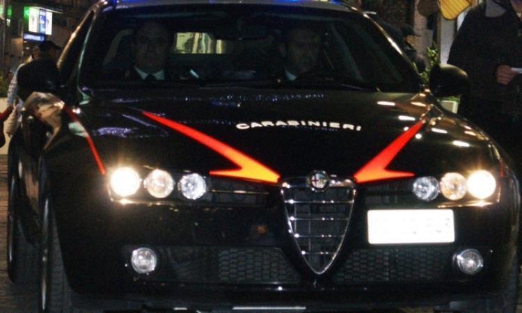 Tolentino, ubriaco rimane nudo sulle scale del condominio: intervengono i carabinieri