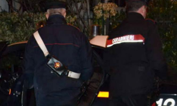 Montecosaro, tenta la spaccata in farmacia con un tombino: ferito e denunciato 38enne Montecosaro, tenta la spaccata in farmacia con un tombino: ferito e denunciato 38enne