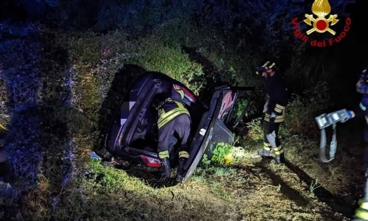 Auto esce di strada e si ribalta nel fosso: due persone estratte dalle lamiere