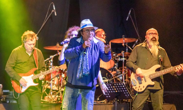 Civitanova, da "Nostalgia Canaglia" a Michael Jackson: lo show di Al Bano è trascinante