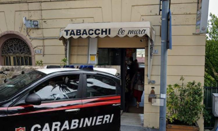 Macerata, entra per una ricarica poi ruba 900 euro dalla cassa: 48enne incastrato dalle telecamere